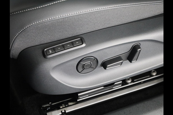 Volkswagen T-Roc R-Line First Edition 1.5 eTSI 110 kW / 150 PK SUV | Interieur Pakket leder 'Varenna' | Black Style Pakket | Panoramaschuif-kanteldak | Trekhaak | Koplampverlichting matrix-led (IQ.LIGHT) | Assistance Pakket | Elek. achterklep