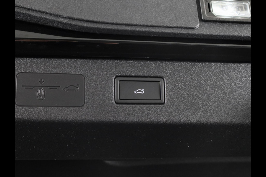 Volkswagen T-Roc R-Line First Edition 1.5 eTSI 110 kW / 150 PK SUV | Interieur Pakket leder 'Varenna' | Black Style Pakket | Panoramaschuif-kanteldak | Trekhaak | Koplampverlichting matrix-led (IQ.LIGHT) | Assistance Pakket | Elek. achterklep