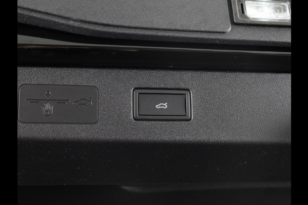 Volkswagen T-Roc R-Line First Edition 1.5 eTSI 110 kW / 150 PK SUV | Interieur Pakket leder 'Varenna' | Black Style Pakket | Panoramaschuif-kanteldak | Trekhaak | Koplampverlichting matrix-led (IQ.LIGHT) | Assistance Pakket | Elek. achterklep