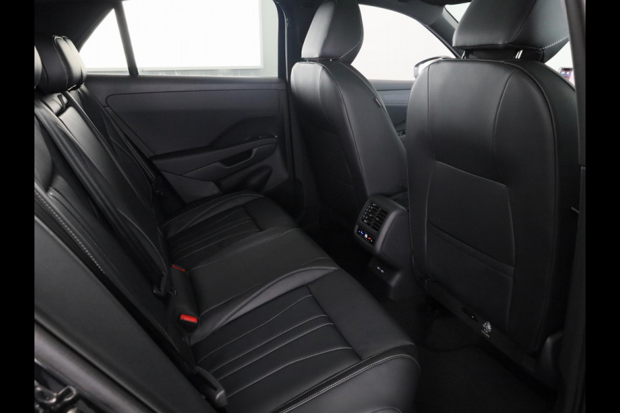 Volkswagen T-Roc R-Line First Edition 1.5 eTSI 110 kW / 150 PK SUV | Interieur Pakket leder 'Varenna' | Black Style Pakket | Panoramaschuif-kanteldak | Trekhaak | Koplampverlichting matrix-led (IQ.LIGHT) | Assistance Pakket | Elek. achterklep