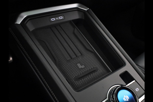 Volkswagen T-Roc R-Line First Edition 1.5 eTSI 110 kW / 150 PK SUV | Interieur Pakket leder 'Varenna' | Black Style Pakket | Panoramaschuif-kanteldak | Trekhaak | Koplampverlichting matrix-led (IQ.LIGHT) | Assistance Pakket | Elek. achterklep