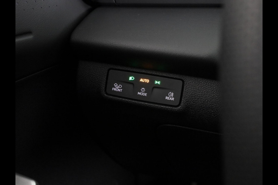 Volkswagen T-Roc R-Line First Edition 1.5 eTSI 110 kW / 150 PK SUV | Interieur Pakket leder 'Varenna' | Black Style Pakket | Panoramaschuif-kanteldak | Trekhaak | Koplampverlichting matrix-led (IQ.LIGHT) | Assistance Pakket | Elek. achterklep