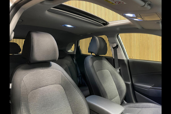 Hyundai Kona EV Fashion 64 kWh|100% SOH|FACELIFT|3-FASE|DAKJE|HEAD-UP|ACC|CAMERA|CARPLAY|NAVI|NL- AUTO|NAP|INCL. BTW|1e EIG.|