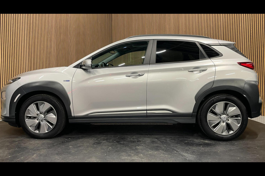 Hyundai Kona EV Fashion 64 kWh|100% SOH|FACELIFT|3-FASE|DAKJE|HEAD-UP|ACC|CAMERA|CARPLAY|NAVI|NL- AUTO|NAP|INCL. BTW|1e EIG.|