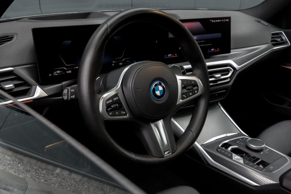 BMW 3 Serie Touring 330e M-PAKKET | HEAD UP | 360 CAMERA | ELEKTRISCHE VERSTELBARE VOORSTOELEN | PANORAMADAK | SIDE ASSIST