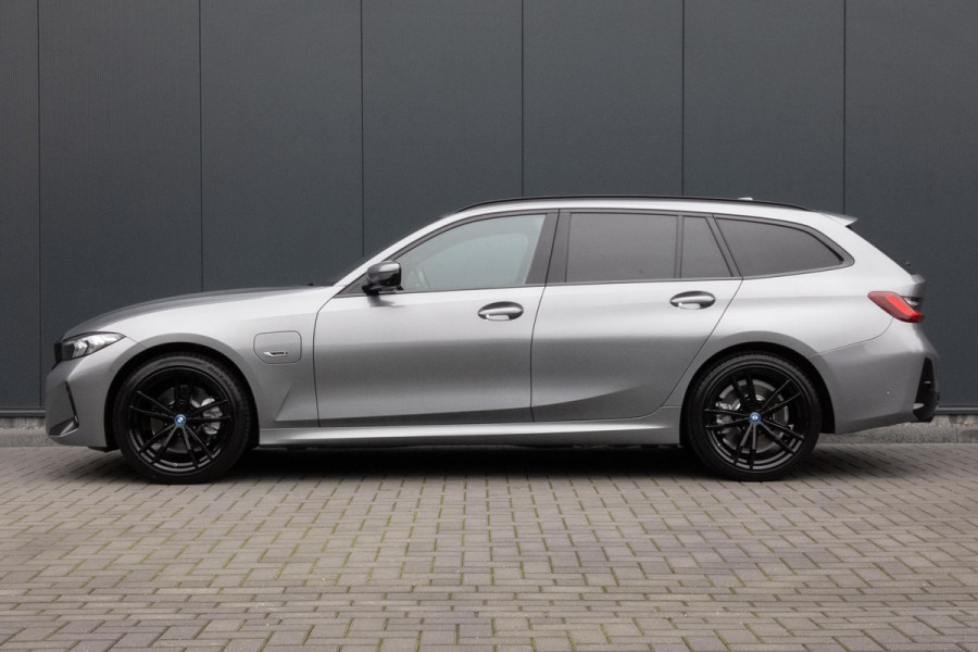 BMW 3 Serie Touring 330e M-PAKKET | HEAD UP | 360 CAMERA | ELEKTRISCHE VERSTELBARE VOORSTOELEN | PANORAMADAK | SIDE ASSIST