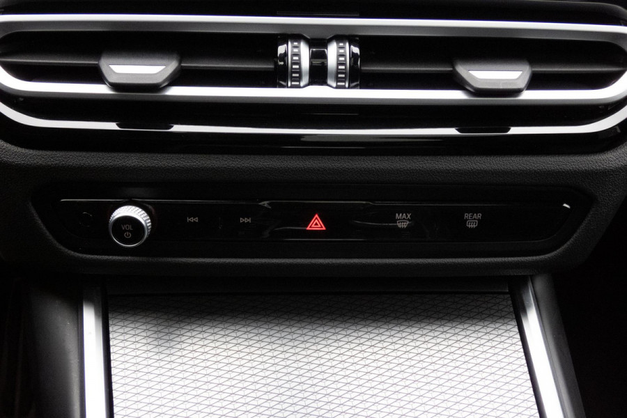 BMW 3 Serie Touring 330e M-PAKKET | HEAD UP | 360 CAMERA | ELEKTRISCHE VERSTELBARE VOORSTOELEN | PANORAMADAK | SIDE ASSIST