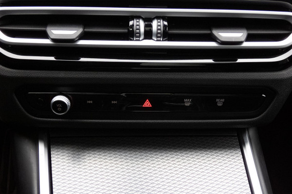 BMW 3 Serie Touring 330e M-PAKKET | HEAD UP | 360 CAMERA | ELEKTRISCHE VERSTELBARE VOORSTOELEN | PANORAMADAK | SIDE ASSIST