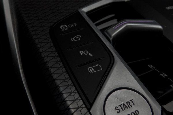 BMW 3 Serie Touring 330e M-PAKKET | HEAD UP | 360 CAMERA | ELEKTRISCHE VERSTELBARE VOORSTOELEN | PANORAMADAK | SIDE ASSIST