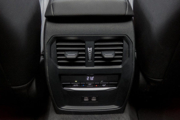 BMW 3 Serie Touring 330e M-PAKKET | HEAD UP | 360 CAMERA | ELEKTRISCHE VERSTELBARE VOORSTOELEN | PANORAMADAK | SIDE ASSIST