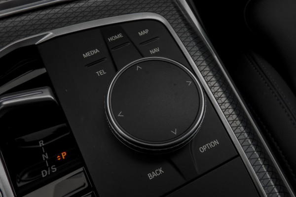 BMW 3 Serie Touring 330e M-PAKKET | HEAD UP | 360 CAMERA | ELEKTRISCHE VERSTELBARE VOORSTOELEN | PANORAMADAK | SIDE ASSIST