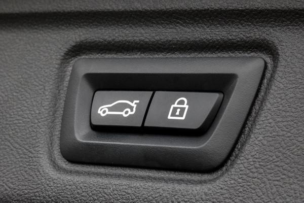 BMW 3 Serie Touring 330e M-PAKKET | HEAD UP | 360 CAMERA | ELEKTRISCHE VERSTELBARE VOORSTOELEN | PANORAMADAK | SIDE ASSIST