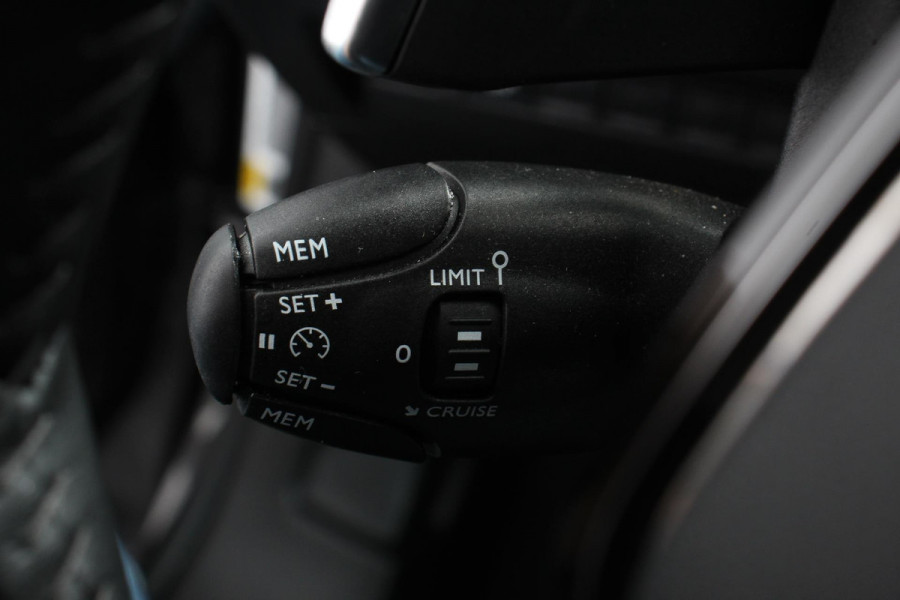 Peugeot 2008 1.2 PureTech 130pk Automaat Allure Navigatie Climate Control Lichtmetalen Velgen Parkeersensoren Cruise Control
