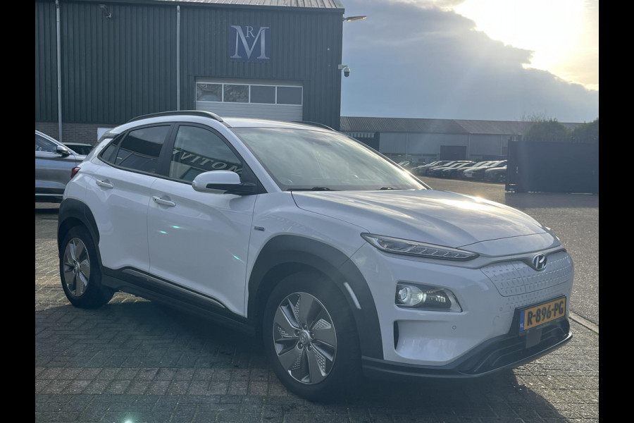 Hyundai Kona EV Premium Sky 64 kWh VAN: €20.900,- VOOR: €19.440,- UW EINDEJAARSVOORDEEL: €2.023,-PANORAMA DAK | 3-FASE | LEDER | STOEL VERWARM, VENTILATIE | CAMERA | RIJKLAAR INCL. 12 MND BOVAG GARANTIE