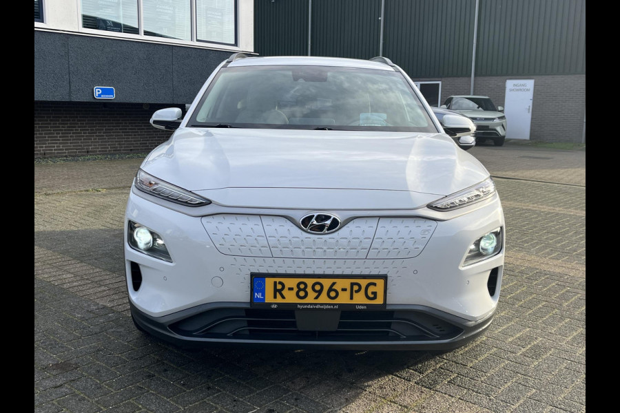Hyundai Kona EV Premium Sky 64 kWh VAN: €20.900,- VOOR: €19.440,- UW EINDEJAARSVOORDEEL: €2.023,-PANORAMA DAK | 3-FASE | LEDER | STOEL VERWARM, VENTILATIE | CAMERA | RIJKLAAR INCL. 12 MND BOVAG GARANTIE