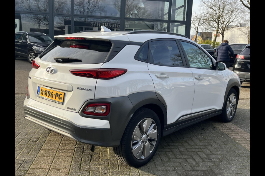 Hyundai Kona EV Premium Sky 64 kWh VAN: €20.900,- VOOR: €19.440,- UW EINDEJAARSVOORDEEL: €2.023,-PANORAMA DAK | 3-FASE | LEDER | STOEL VERWARM, VENTILATIE | CAMERA | RIJKLAAR INCL. 12 MND BOVAG GARANTIE