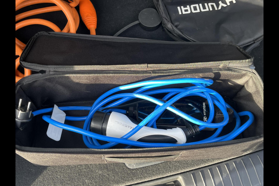 Hyundai Kona EV Premium Sky 64 kWh VAN: €20.900,- VOOR: €19.440,- UW EINDEJAARSVOORDEEL: €2.023,-PANORAMA DAK | 3-FASE | LEDER | STOEL VERWARM, VENTILATIE | CAMERA | RIJKLAAR INCL. 12 MND BOVAG GARANTIE