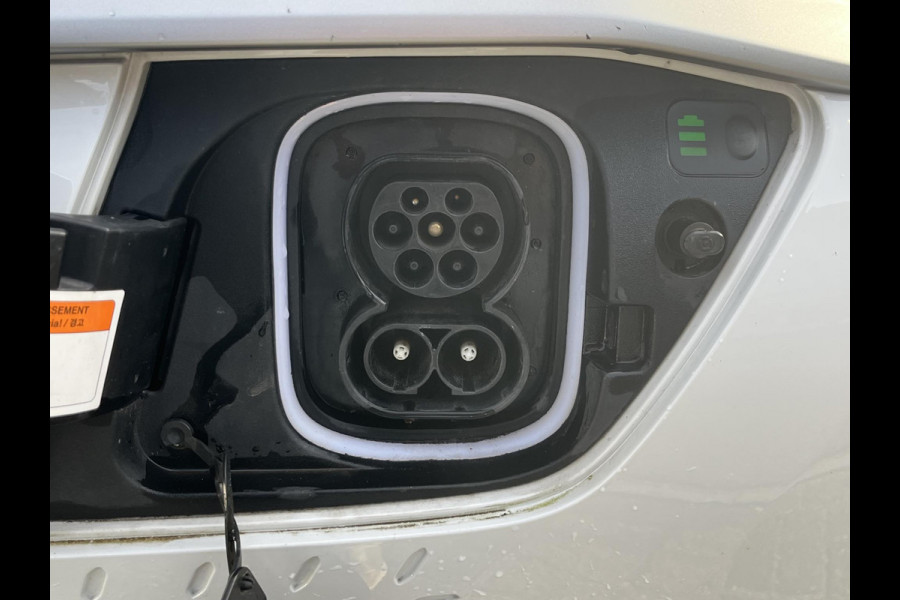 Hyundai Kona EV Premium Sky 64 kWh VAN: €20.900,- VOOR: €19.440,- UW EINDEJAARSVOORDEEL: €2.023,-PANORAMA DAK | 3-FASE | LEDER | STOEL VERWARM, VENTILATIE | CAMERA | RIJKLAAR INCL. 12 MND BOVAG GARANTIE