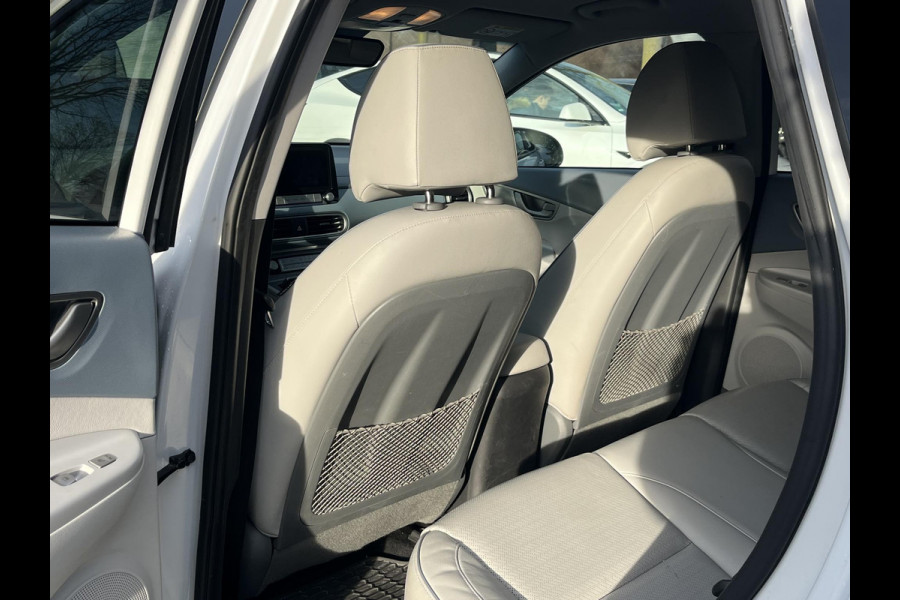 Hyundai Kona EV Premium Sky 64 kWh VAN: €20.900,- VOOR: €19.440,- UW EINDEJAARSVOORDEEL: €2.023,-PANORAMA DAK | 3-FASE | LEDER | STOEL VERWARM, VENTILATIE | CAMERA | RIJKLAAR INCL. 12 MND BOVAG GARANTIE