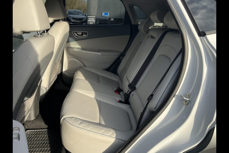 Hyundai Kona EV Premium Sky 64 kWh VAN: €20.900,- VOOR: €19.440,- UW EINDEJAARSVOORDEEL: €2.023,-PANORAMA DAK | 3-FASE | LEDER | STOEL VERWARM, VENTILATIE | CAMERA | RIJKLAAR INCL. 12 MND BOVAG GARANTIE