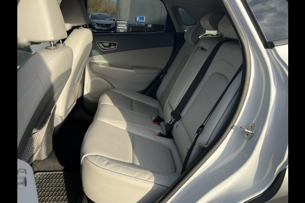 Hyundai Kona EV Premium Sky 64 kWh VAN: €20.900,- VOOR: €19.440,- UW EINDEJAARSVOORDEEL: €2.023,-PANORAMA DAK | 3-FASE | LEDER | STOEL VERWARM, VENTILATIE | CAMERA | RIJKLAAR INCL. 12 MND BOVAG GARANTIE