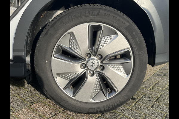 Hyundai Kona EV Premium Sky 64 kWh VAN: €20.900,- VOOR: €19.440,- UW EINDEJAARSVOORDEEL: €2.023,-PANORAMA DAK | 3-FASE | LEDER | STOEL VERWARM, VENTILATIE | CAMERA | RIJKLAAR INCL. 12 MND BOVAG GARANTIE