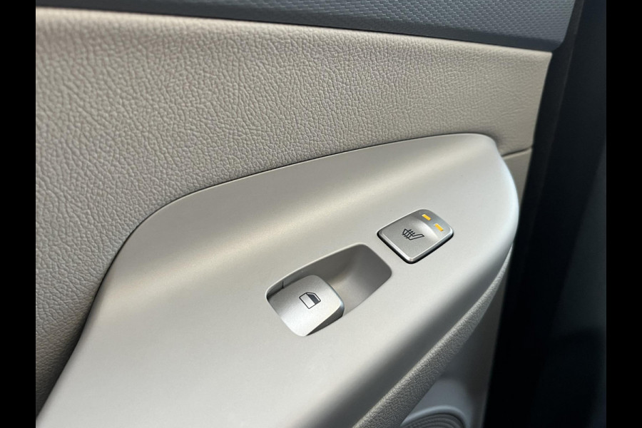 Hyundai Kona EV Premium Sky 64 kWh VAN: €20.900,- VOOR: €19.440,- UW EINDEJAARSVOORDEEL: €2.023,-PANORAMA DAK | 3-FASE | LEDER | STOEL VERWARM, VENTILATIE | CAMERA | RIJKLAAR INCL. 12 MND BOVAG GARANTIE