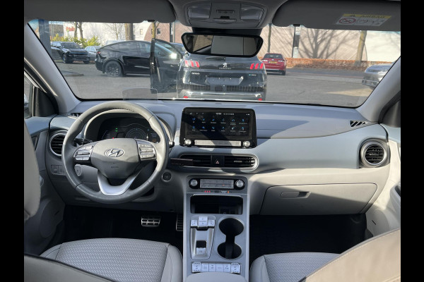 Hyundai Kona EV Premium Sky 64 kWh VAN: €20.900,- VOOR: €19.440,- UW EINDEJAARSVOORDEEL: €2.023,-PANORAMA DAK | 3-FASE | LEDER | STOEL VERWARM, VENTILATIE | CAMERA | RIJKLAAR INCL. 12 MND BOVAG GARANTIE