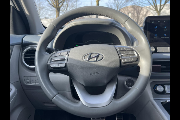 Hyundai Kona EV Premium Sky 64 kWh VAN: €20.900,- VOOR: €19.440,- UW EINDEJAARSVOORDEEL: €2.023,-PANORAMA DAK | 3-FASE | LEDER | STOEL VERWARM, VENTILATIE | CAMERA | RIJKLAAR INCL. 12 MND BOVAG GARANTIE