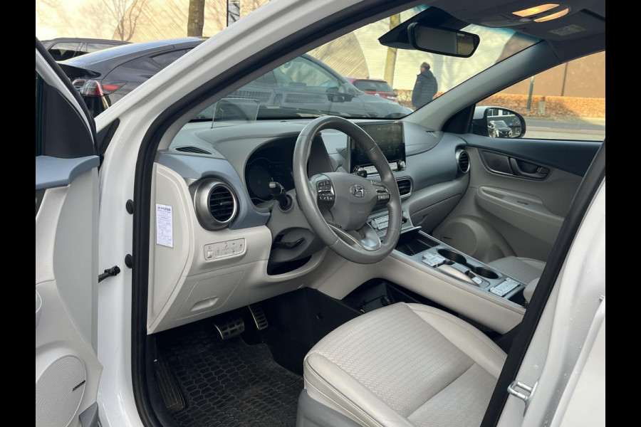 Hyundai Kona EV Premium Sky 64 kWh VAN: €20.900,- VOOR: €19.440,- UW EINDEJAARSVOORDEEL: €2.023,-PANORAMA DAK | 3-FASE | LEDER | STOEL VERWARM, VENTILATIE | CAMERA | RIJKLAAR INCL. 12 MND BOVAG GARANTIE