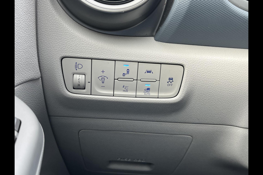 Hyundai Kona EV Premium Sky 64 kWh VAN: €20.900,- VOOR: €19.440,- UW EINDEJAARSVOORDEEL: €2.023,-PANORAMA DAK | 3-FASE | LEDER | STOEL VERWARM, VENTILATIE | CAMERA | RIJKLAAR INCL. 12 MND BOVAG GARANTIE