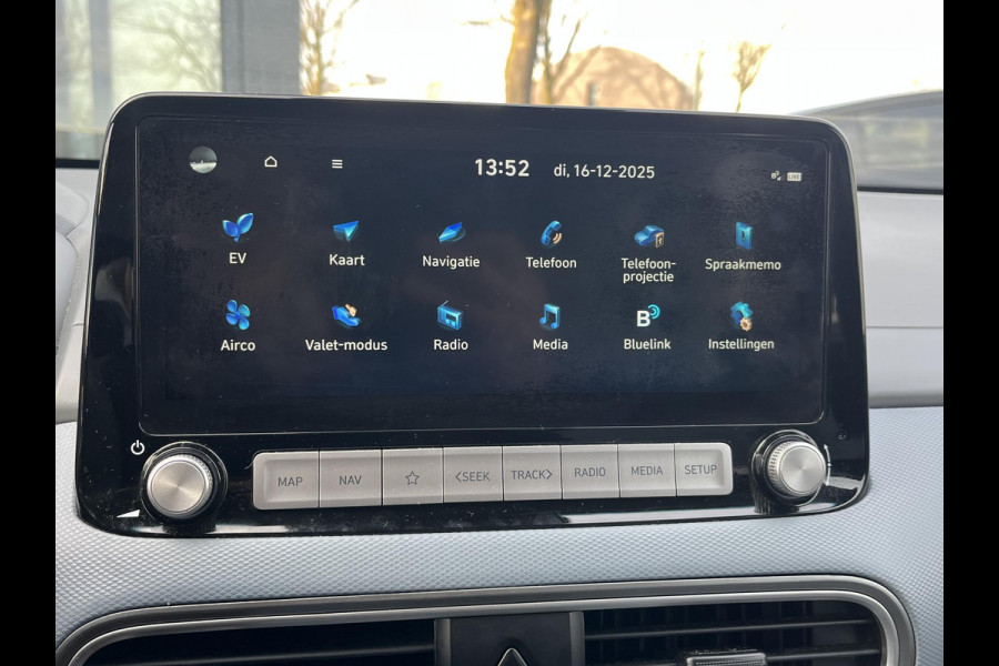 Hyundai Kona EV Premium Sky 64 kWh VAN: €20.900,- VOOR: €19.440,- UW EINDEJAARSVOORDEEL: €2.023,-PANORAMA DAK | 3-FASE | LEDER | STOEL VERWARM, VENTILATIE | CAMERA | RIJKLAAR INCL. 12 MND BOVAG GARANTIE