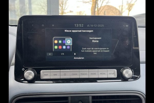 Hyundai Kona EV Premium Sky 64 kWh VAN: €20.900,- VOOR: €19.440,- UW EINDEJAARSVOORDEEL: €2.023,-PANORAMA DAK | 3-FASE | LEDER | STOEL VERWARM, VENTILATIE | CAMERA | RIJKLAAR INCL. 12 MND BOVAG GARANTIE