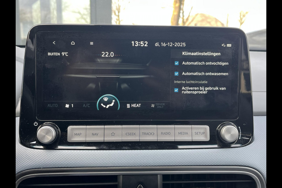 Hyundai Kona EV Premium Sky 64 kWh VAN: €20.900,- VOOR: €19.440,- UW EINDEJAARSVOORDEEL: €2.023,-PANORAMA DAK | 3-FASE | LEDER | STOEL VERWARM, VENTILATIE | CAMERA | RIJKLAAR INCL. 12 MND BOVAG GARANTIE