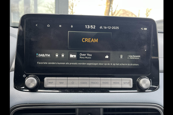 Hyundai Kona EV Premium Sky 64 kWh VAN: €20.900,- VOOR: €19.440,- UW EINDEJAARSVOORDEEL: €2.023,-PANORAMA DAK | 3-FASE | LEDER | STOEL VERWARM, VENTILATIE | CAMERA | RIJKLAAR INCL. 12 MND BOVAG GARANTIE