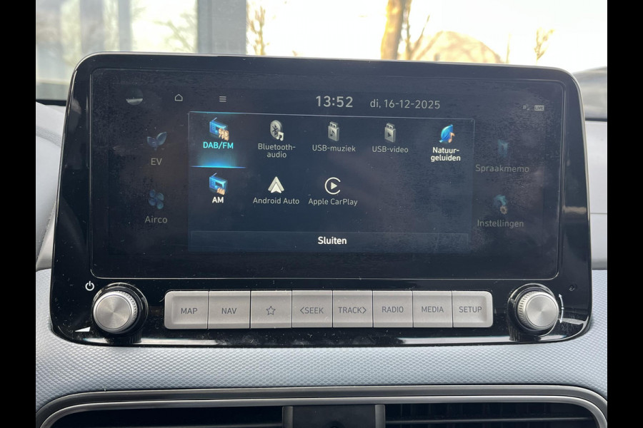 Hyundai Kona EV Premium Sky 64 kWh VAN: €20.900,- VOOR: €19.440,- UW EINDEJAARSVOORDEEL: €2.023,-PANORAMA DAK | 3-FASE | LEDER | STOEL VERWARM, VENTILATIE | CAMERA | RIJKLAAR INCL. 12 MND BOVAG GARANTIE