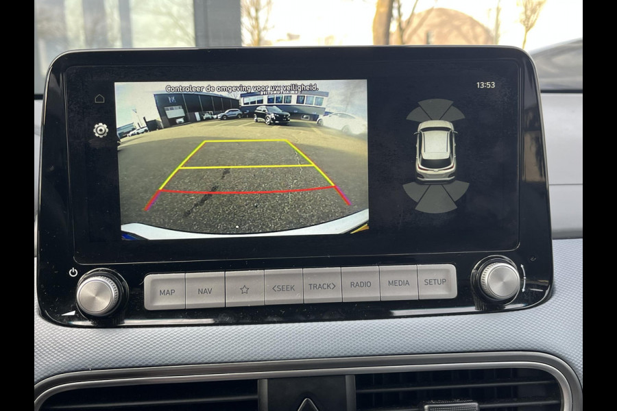 Hyundai Kona EV Premium Sky 64 kWh VAN: €20.900,- VOOR: €19.440,- UW EINDEJAARSVOORDEEL: €2.023,-PANORAMA DAK | 3-FASE | LEDER | STOEL VERWARM, VENTILATIE | CAMERA | RIJKLAAR INCL. 12 MND BOVAG GARANTIE