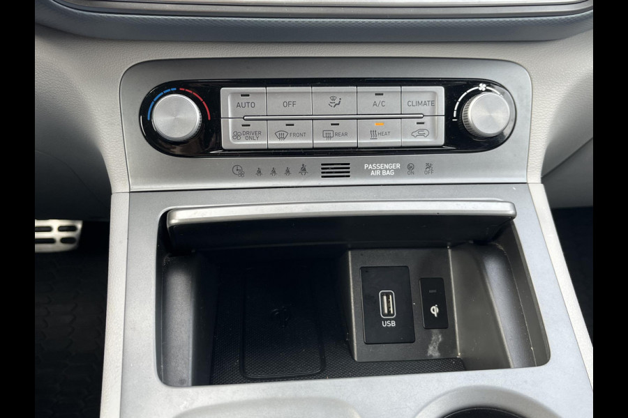 Hyundai Kona EV Premium Sky 64 kWh VAN: €20.900,- VOOR: €19.440,- UW EINDEJAARSVOORDEEL: €2.023,-PANORAMA DAK | 3-FASE | LEDER | STOEL VERWARM, VENTILATIE | CAMERA | RIJKLAAR INCL. 12 MND BOVAG GARANTIE