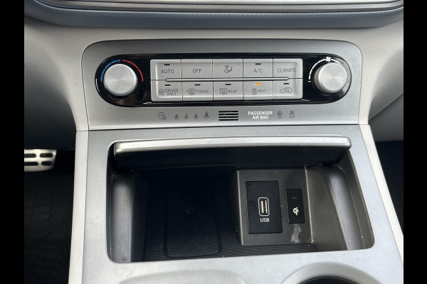 Hyundai Kona EV Premium Sky 64 kWh VAN: €20.900,- VOOR: €19.440,- UW EINDEJAARSVOORDEEL: €2.023,-PANORAMA DAK | 3-FASE | LEDER | STOEL VERWARM, VENTILATIE | CAMERA | RIJKLAAR INCL. 12 MND BOVAG GARANTIE