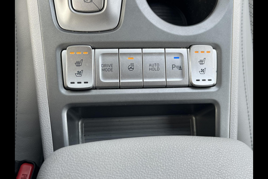 Hyundai Kona EV Premium Sky 64 kWh VAN: €20.900,- VOOR: €19.440,- UW EINDEJAARSVOORDEEL: €2.023,-PANORAMA DAK | 3-FASE | LEDER | STOEL VERWARM, VENTILATIE | CAMERA | RIJKLAAR INCL. 12 MND BOVAG GARANTIE