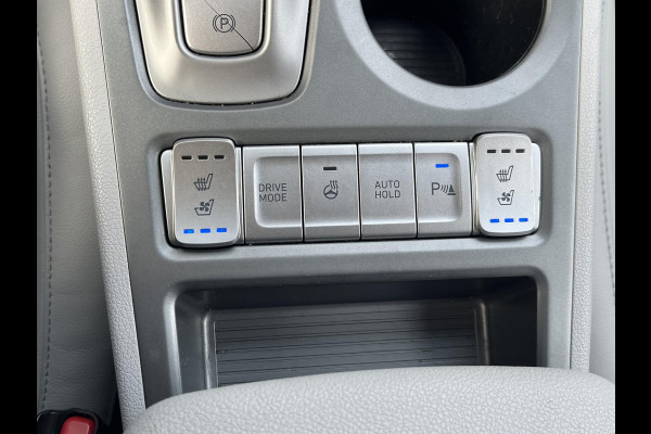 Hyundai Kona EV Premium Sky 64 kWh VAN: €20.900,- VOOR: €19.440,- UW EINDEJAARSVOORDEEL: €2.023,-PANORAMA DAK | 3-FASE | LEDER | STOEL VERWARM, VENTILATIE | CAMERA | RIJKLAAR INCL. 12 MND BOVAG GARANTIE