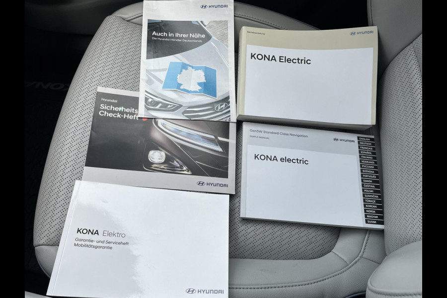 Hyundai Kona EV Premium Sky 64 kWh VAN: €20.900,- VOOR: €19.440,- UW EINDEJAARSVOORDEEL: €2.023,-PANORAMA DAK | 3-FASE | LEDER | STOEL VERWARM, VENTILATIE | CAMERA | RIJKLAAR INCL. 12 MND BOVAG GARANTIE