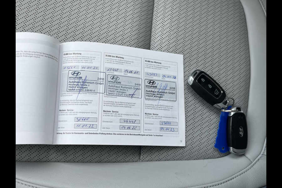 Hyundai Kona EV Premium Sky 64 kWh VAN: €20.900,- VOOR: €19.440,- UW EINDEJAARSVOORDEEL: €2.023,-PANORAMA DAK | 3-FASE | LEDER | STOEL VERWARM, VENTILATIE | CAMERA | RIJKLAAR INCL. 12 MND BOVAG GARANTIE