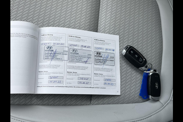 Hyundai Kona EV Premium Sky 64 kWh VAN: €20.900,- VOOR: €19.440,- UW EINDEJAARSVOORDEEL: €2.023,-PANORAMA DAK | 3-FASE | LEDER | STOEL VERWARM, VENTILATIE | CAMERA | RIJKLAAR INCL. 12 MND BOVAG GARANTIE