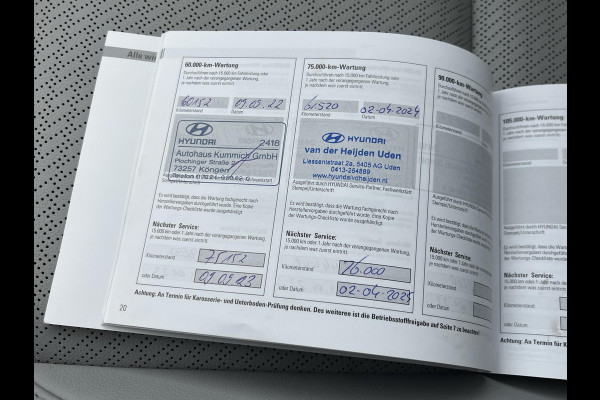 Hyundai Kona EV Premium Sky 64 kWh VAN: €20.900,- VOOR: €19.440,- UW EINDEJAARSVOORDEEL: €2.023,-PANORAMA DAK | 3-FASE | LEDER | STOEL VERWARM, VENTILATIE | CAMERA | RIJKLAAR INCL. 12 MND BOVAG GARANTIE