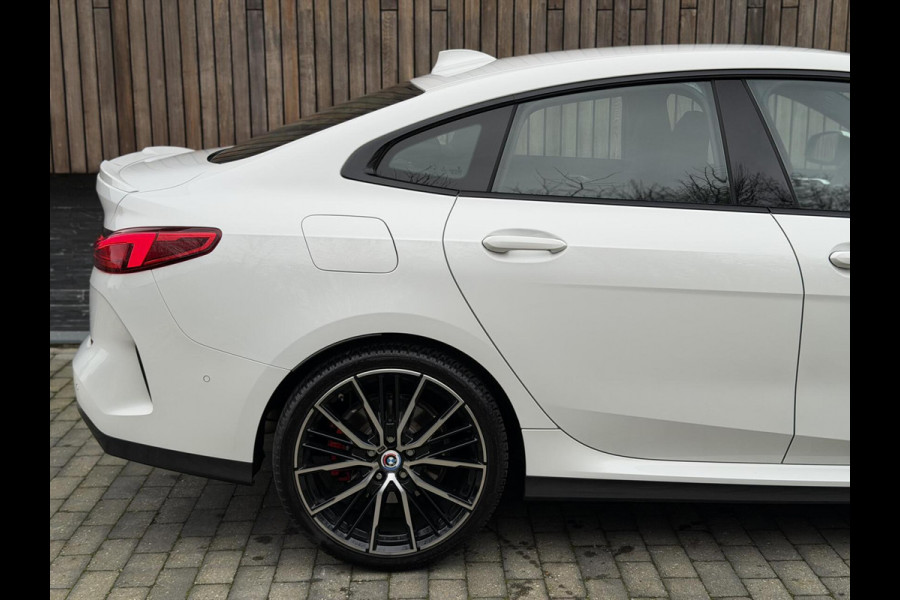 BMW 2 Serie Gran Coupé 218i M Sport Automaat | Alcantara | LED adaptief & grootlichtassistent | HiFi systeem | Achterspoiler | Apple CarPlay