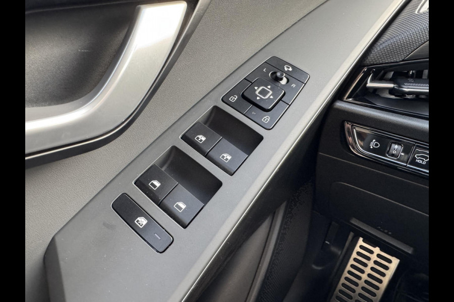 Kia Niro 1.6 GDi PHEV DynamicLine | Stoelverwarming | Adaptieve Cruise control | Bekleding in stof/lederlook | Achteruitrijcamera | Elek Achterklep