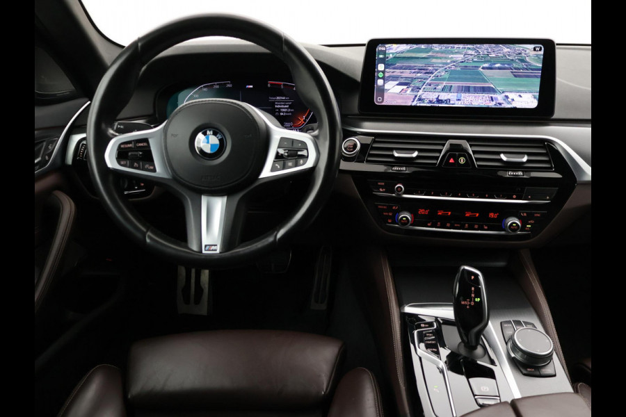BMW 5 Serie 518D M-SPORT SEDAN + NAPPA LEDEREN COMFORTZETELS | TREKHAAK | H/K | HEAD-UP | SFEERVERLICHTING