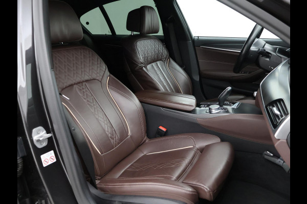 BMW 5 Serie 518D M-SPORT SEDAN + NAPPA LEDEREN COMFORTZETELS | TREKHAAK | H/K | HEAD-UP | SFEERVERLICHTING