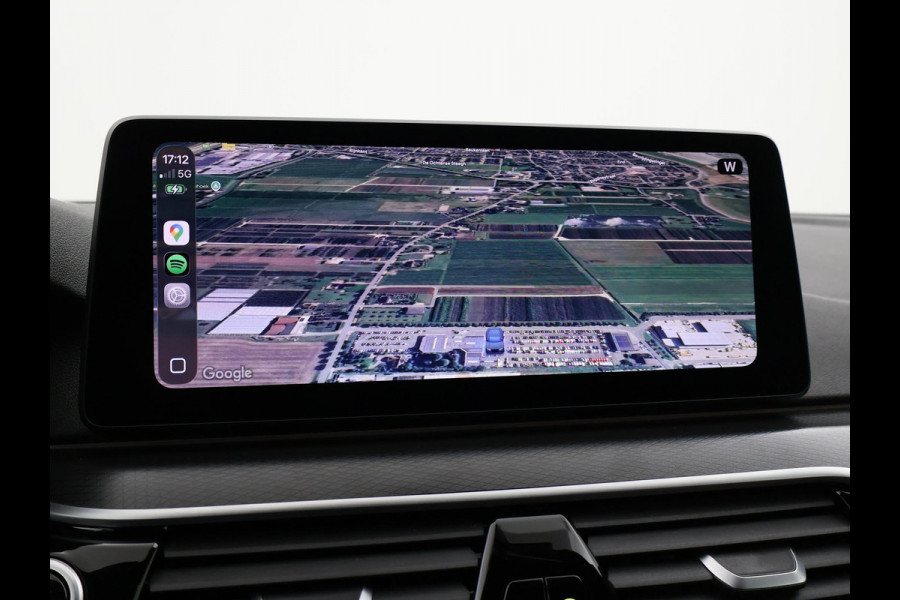 BMW 5 Serie 518D M-SPORT SEDAN + NAPPA LEDEREN COMFORTZETELS | TREKHAAK | H/K | HEAD-UP | SFEERVERLICHTING